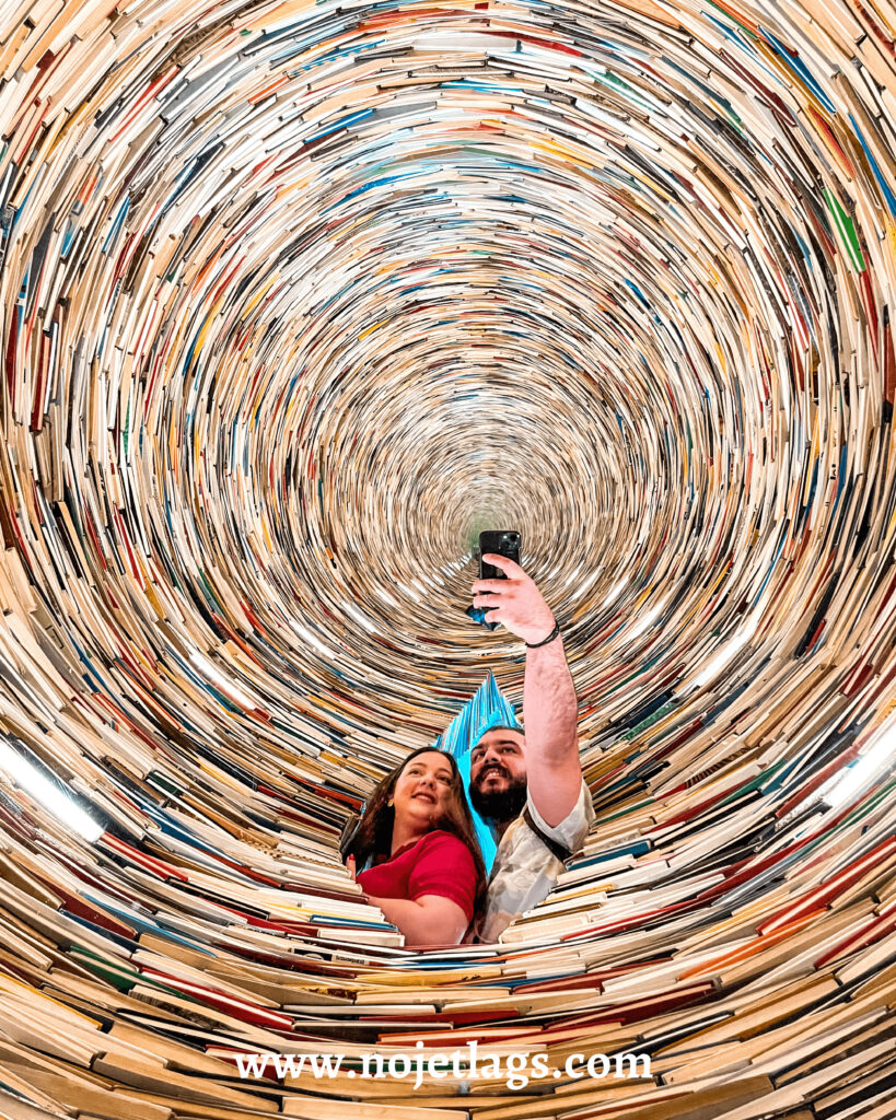 INFINITY BOOK TOWER - NOJETLAGS